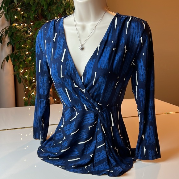 💙ANN TAYLOR BLUE & WHITE V NECK WRAP TO SIDE 3/4 SLEEVE TOP SIZE SMALL💙 - Picture 2 of 14